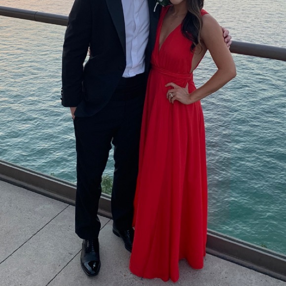 Leah Gown - Picture 3 of 7